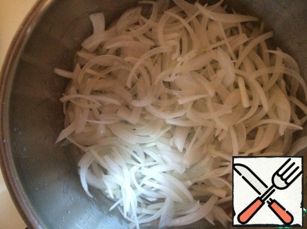 At this time, finely chop the onion. If you don't have a white onion, you can replace it with a regular one. I immediately put it in the pot. And sprinkle it with vinegar. I left an incomplete teaspoon of 70% essence. Be sure to mix the onion.