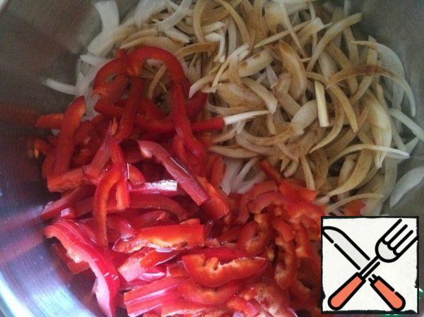 Next comes the turn of pepper, it is also shredded with straws and sent to the onion. Pour all the soy sauce.