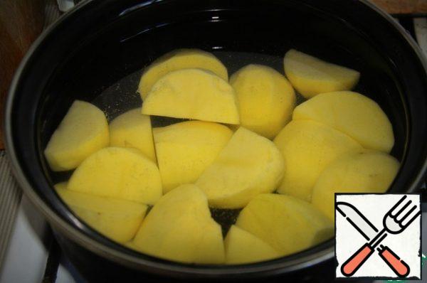 Wash the potatoes, peel them and put them to cook until ready.
