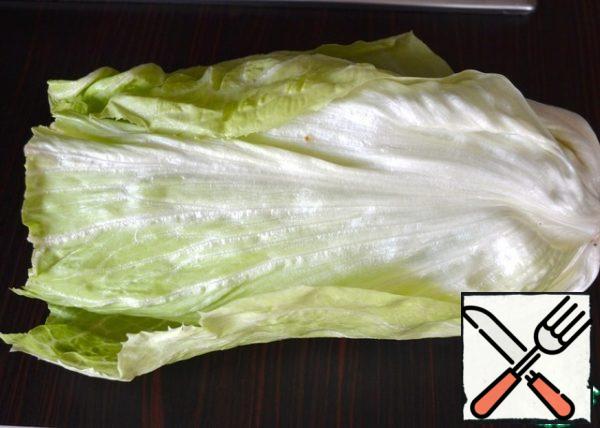 To prepare the salad we need around here is a view of iceberg lettuce.  In appearance and taste, it is a cross between Peking cabbage and iceberg lettuce. Wash the salad.