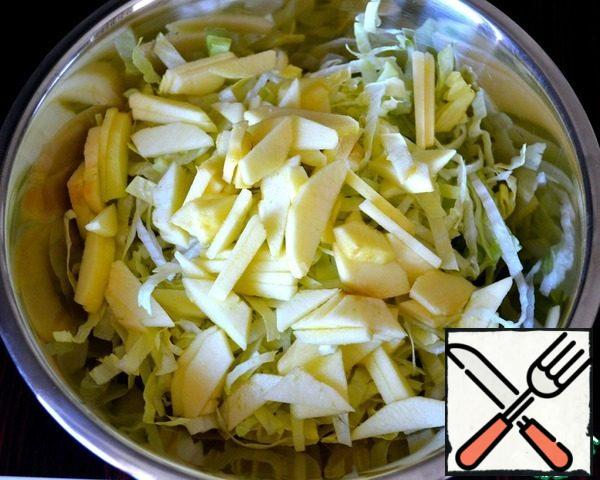 Peel the apple and slice it not very finely. Add to the salad.