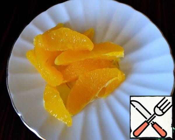 Cut the orange slices with a knife, cutting the border between the film and the pulp of the fruit with a knife. You will get these slices without films.