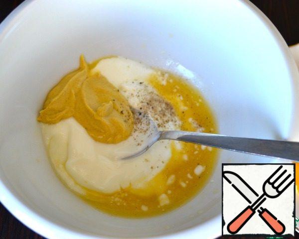 In a small bowl, collect 2 tablespoons of orange juice (squeeze out the remains of the orange and use the juice from the cutting Board), add sour cream, mustard, salt and freshly ground pepper. Mix the dressing sauce.