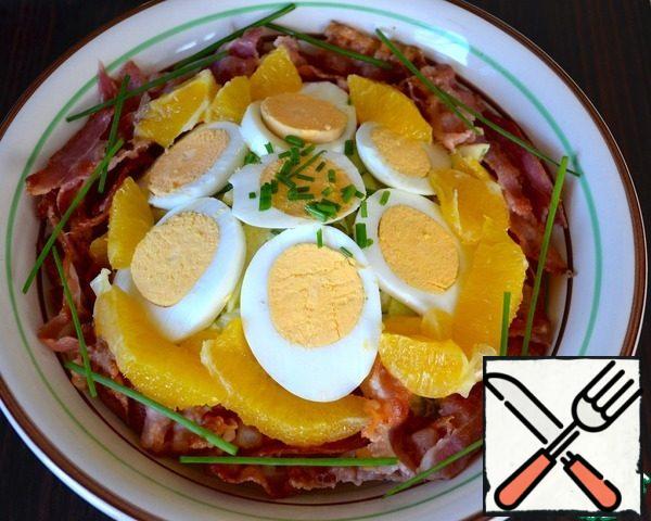 On top of the salad, put the egg cut into slices. Put the orange slices below. And put the base of the salad with bacon, broken into pieces. I decorated the salad with "arrows"of chives.