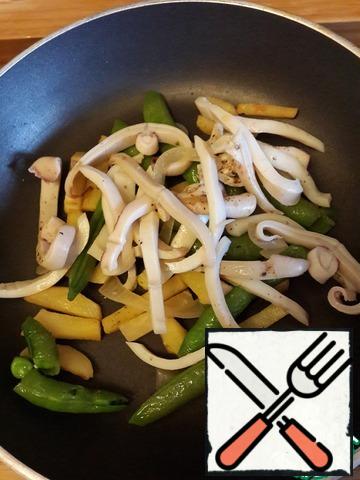 Meanwhile, boil the squid and cut them into strips, add to the vegetables in the pan, well warmed.