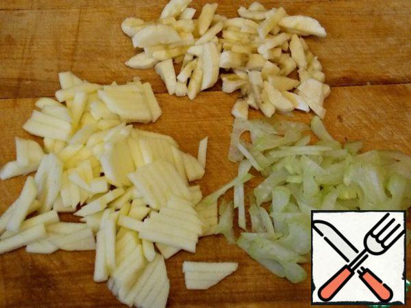 Wash the apples, cut them into four parts, remove the core and peel them. Wash the celery and peel the bananas. All cut into strips.