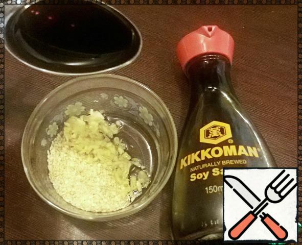 For the sauce, mix the crushed garlic, sesame seeds, 1 tablespoon of vegetable oil and soy sauce in a container.