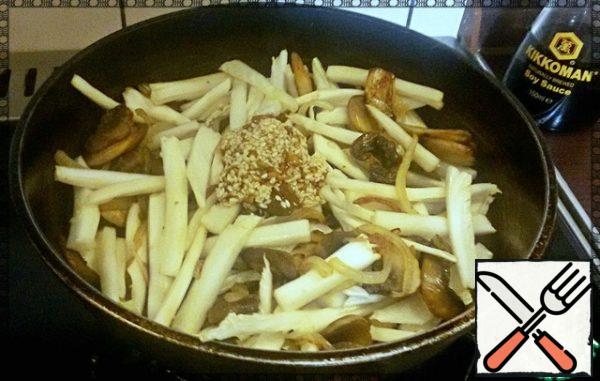 Next, add the Peking cabbage, sauce, mix everything and fry for another 3 minutes on high heat, stirring. Then turn off the stove and put the warm salad on a plate.