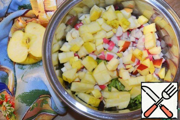 Wash the apples thoroughly and cut into cubes together with the peel.
