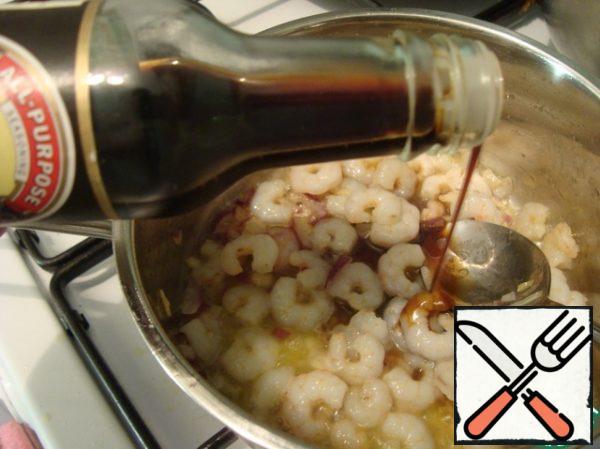 Pour soy sauce, balsamic vinegar. Stirring constantly, I brought everything to readiness. Put it in a salad bowl.