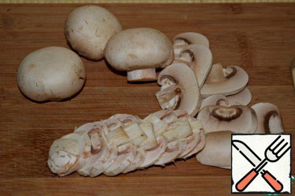 RUB the mushrooms thoroughly with a paper towel and cut them into thin slices.