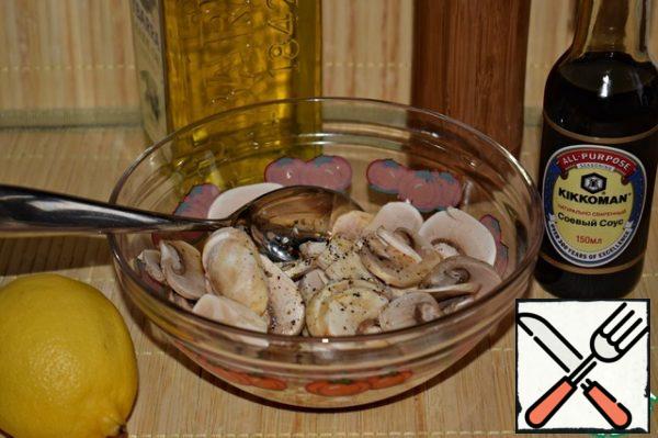 Add lemon juice and soy sauce to the sliced mushrooms. I used the sauce. Leave to marinate for 20-25 minutes.