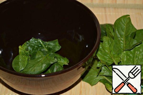 Wash the spinach and dry it with a paper towel. Tear the large leaves with your hands. Put the spinach in a cup.