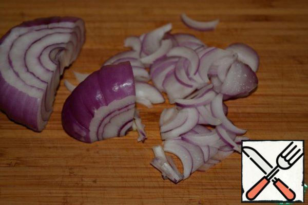 Peel the red onion and cut it into thin half-rings.