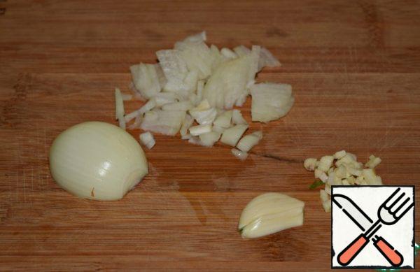 Peel the onion and garlic clove and finely chop.