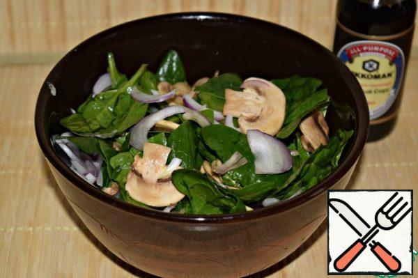 Add the red onion and mushrooms to the spinach Cup (drain the marinade), pour in the warm dressing and mix. Top with eggs, fried bread slices and sprinkle with bacon. Serve the salad warm.