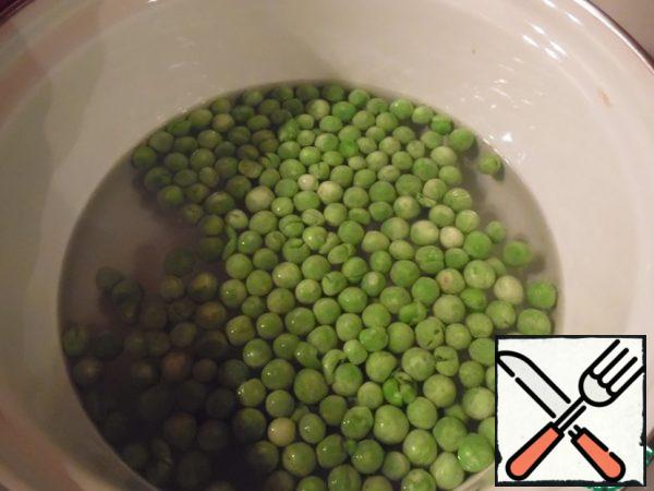 While the buckwheat is cooking, blanch the green peas in salted water for 2-3 minutes.
