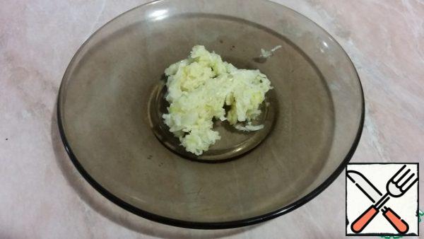 Grate the garlic on a small grater or squeeze it out through a chesnokodavku, as it is more convenient for anyone.