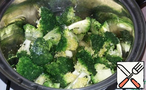 Once the water boils, put the broccoli in it and mix well.