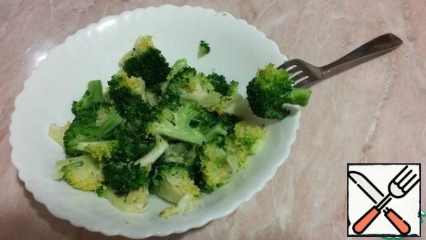 Remove the broccoli from the pan with a slotted spoon and place on a plate. Juicy, tasty and healthy dish is ready!