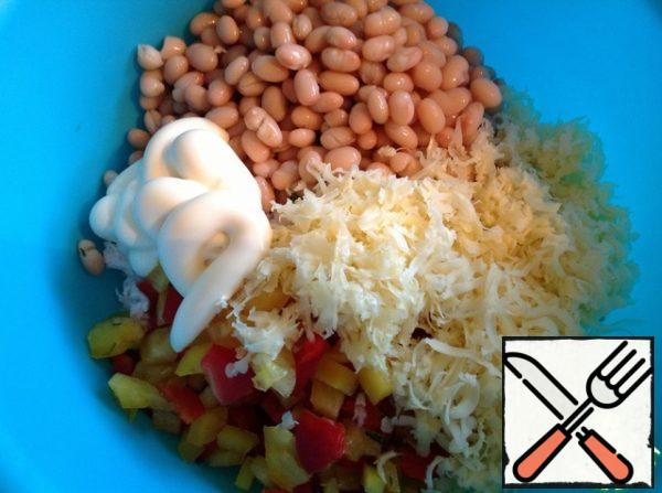 Grate the cheese on a medium grater, drain the excess liquid from the beans, add mayonnaise and mix.