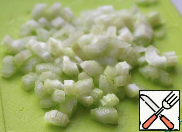 Cut the celery into small cubes.
