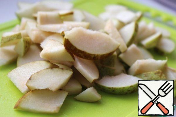 Cut the pear in half and remove the core. Cut crosswise into thin slices.