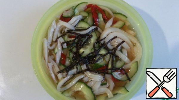 Cut the squid into thin strips, add vegetables - do not drain anything (!), add a little chopped nori. Strain the dressing and pour it over the squid with vegetables so that everything is covered with the dressing, if necessary, lay out the cargo and put it in the refrigerator for 2 hours.