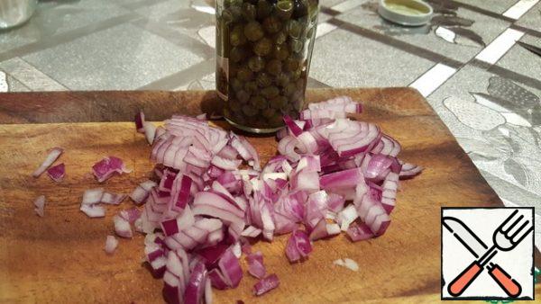 Cut the pickled cucumber into slices.