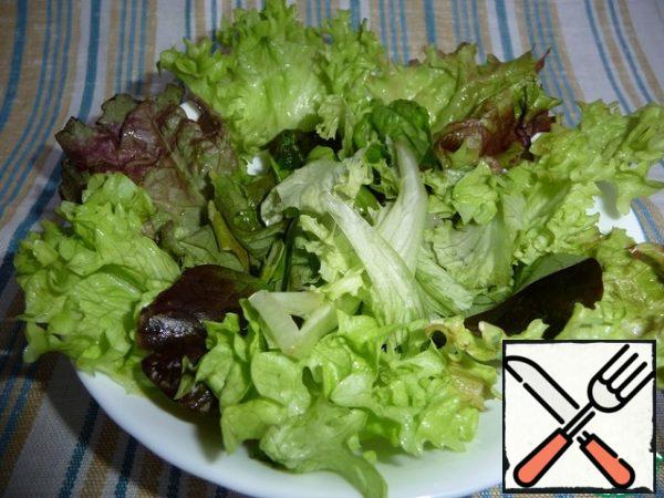 Wash the lettuce leaves, dry them with a paper towel and chop them coarsely.