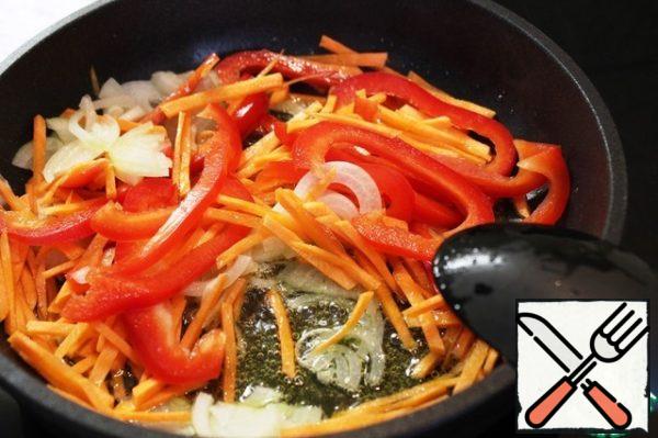 Fry the vegetables in three tablespoons of olive oil over high heat for 5 minutes.