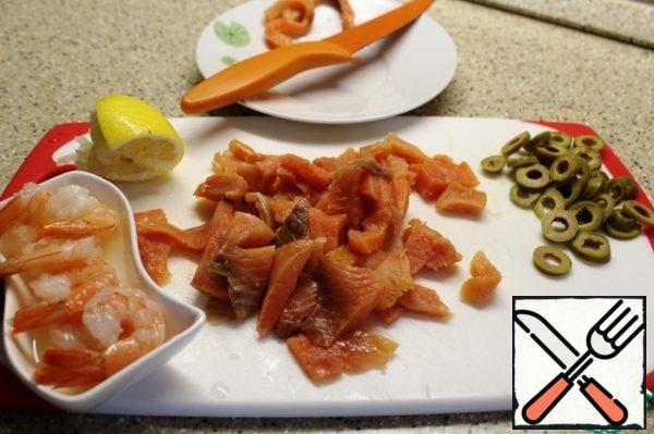 Lightly salted salmon cut into strips, olives-circles, shrimp well watered with lemon juice.