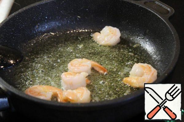 I fry the shrimp in the remaining olive oil and let the liquid evaporate from them.