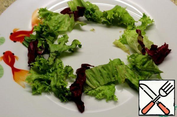 I put lettuce leaves on the dish with a wreath.
