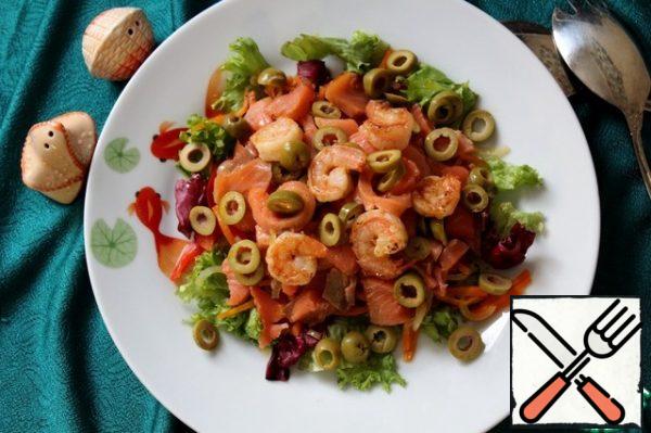 Pour the sauce formed when stewing vegetables (I had one tablespoon) over the vegetables, pieces of fish, shrimp and garnish with olives. If desired, you can add spice by seasoning with a small amount of balsamic vinegar.