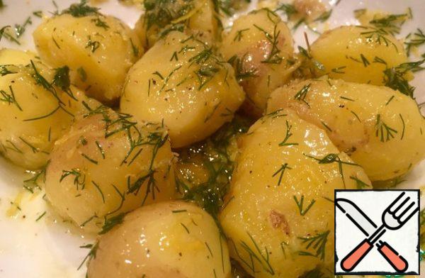 
Put the boiled potatoes in a pre-prepared sauce of oil, dill, zest, and vinegar. Mix well and leave for 15 minutes.