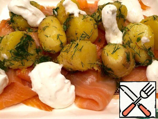 When all the potatoes are "soaked", it's time to put it on the fish.