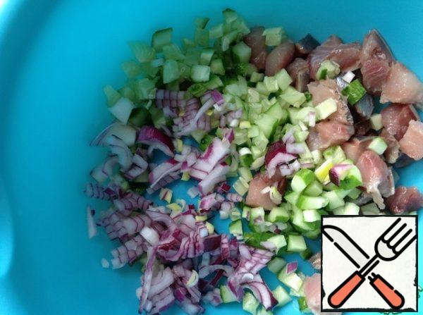 Cut the cucumber and onion into small cubes, and the herring fillet into a slightly larger cube.
