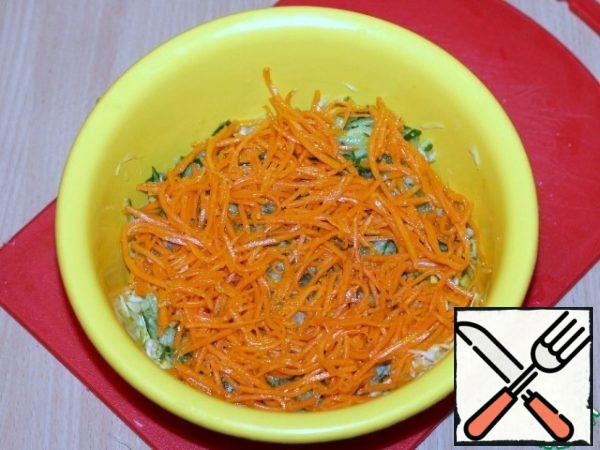 Put the chopped vegetables in a large bowl, add the Korean carrots.
