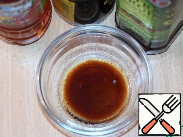 Prepare the salad dressing.
Mix soy sauce, olive oil, Apple cider vinegar, add sugar and salt to taste.
Cool the salad and sauce in the refrigerator for 20 minutes.
