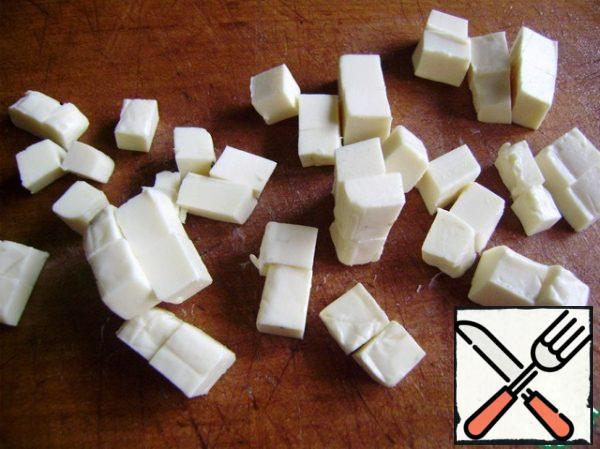 Cut the cheese into cubes and add to the salad.