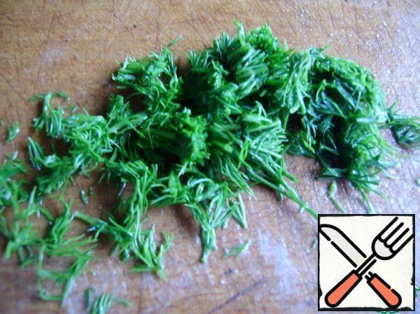 Finely chop the dill greens and also add to the salad.
Mix everything well and eat with pleasure.