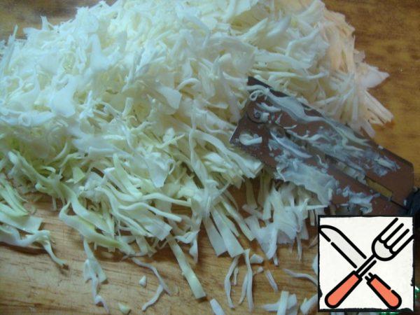 Chop the cabbage, add salt, and mash with your hands.