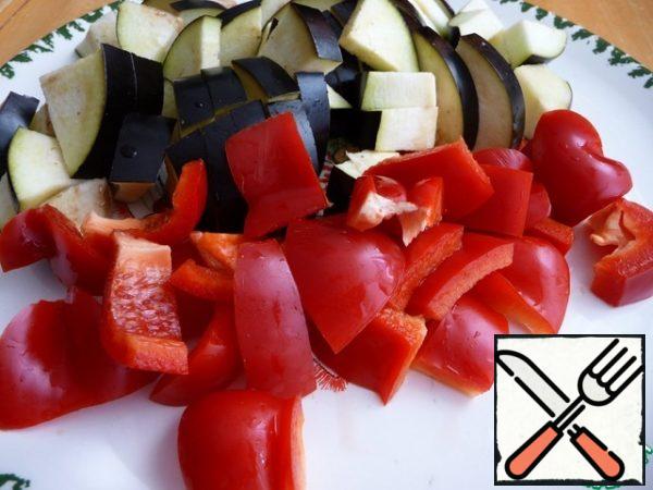 Cut eggplant and pepper into cubes.
If your eggplant is bitter, then cut into pieces, they should be covered with salt, then rinse and dry.
My eggplant, soaking and washing is not necessary, they do not have bitterness.