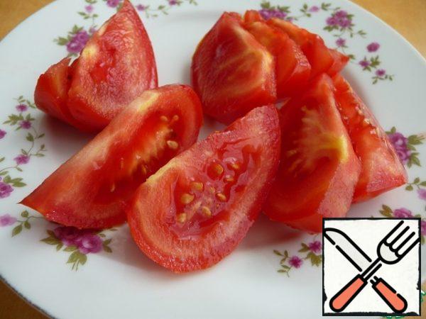 Cut the tomato into slices.