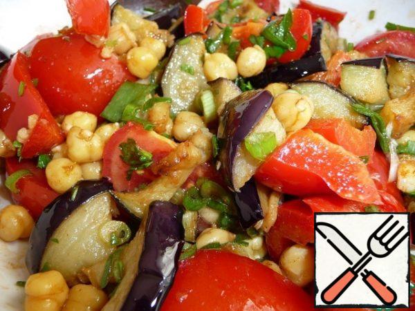 Mix everything together, and the salad with eggplant and chickpeas is ready. If necessary, add salt to taste and, if desired, add lemon juice. The salad can be served immediately, it becomes delicious after a couple of hours.