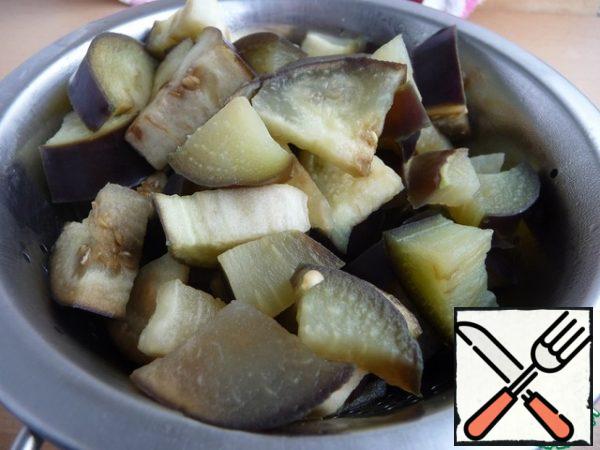 Strain through a colander and leave for 2-3 minutes to drain the liquid.