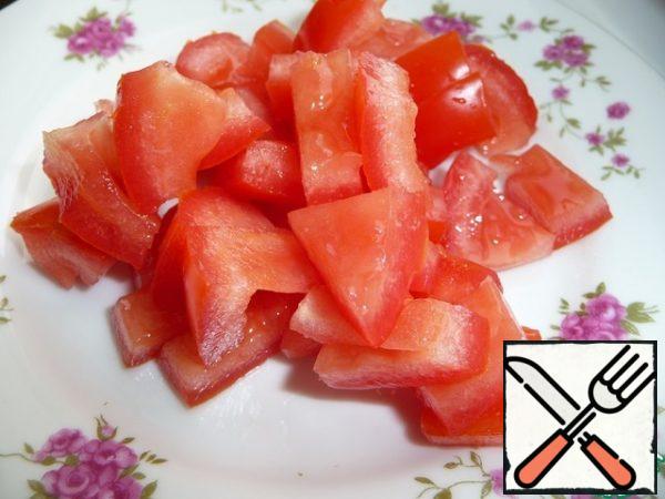Remove the seeds from the tomato and cut it into small slices.