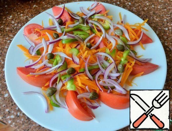 Wash the pepper and cut it into small strips. Put it out. Cut the onion into feathers and put it on the salad. (If you are going to use sharper varieties of onions, you should pickle them first to remove the specific flavor). Add capers, barberry berries.