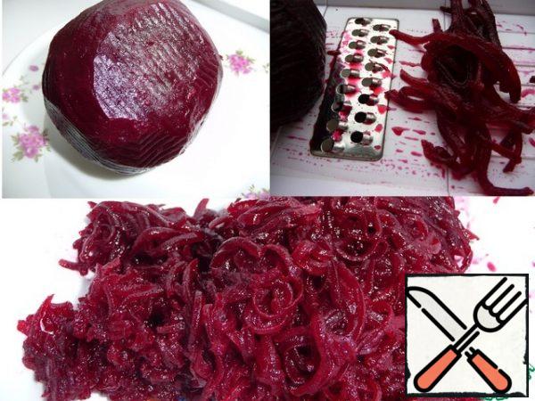 Peel the beetroot (I have already boiled it), grate on a "Chinese" grater (I do not have such a thing, but it is safe).